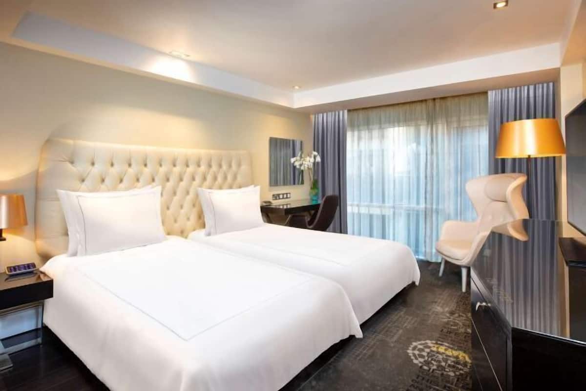 Ropa de cama hipoalergénica, minibar, caja fuerte y escritorio