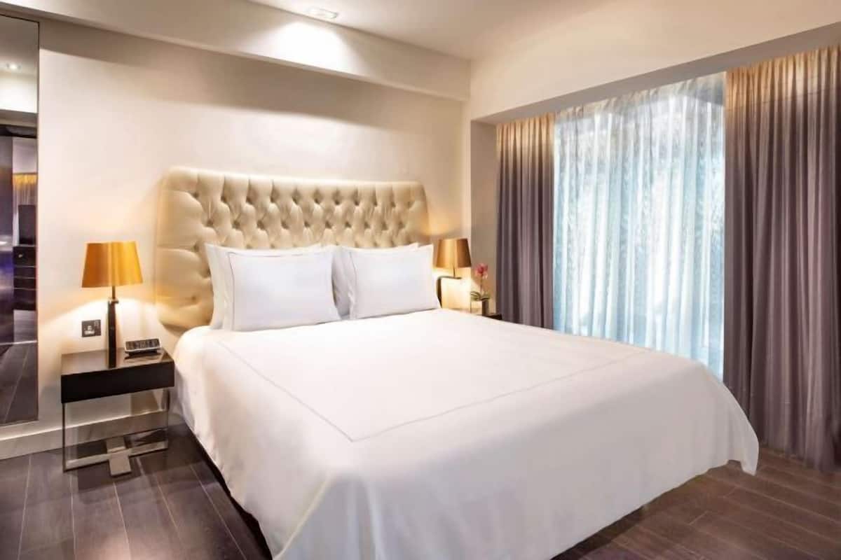 1 bedroom, hypo-allergenic bedding, minibar, in-room safe
