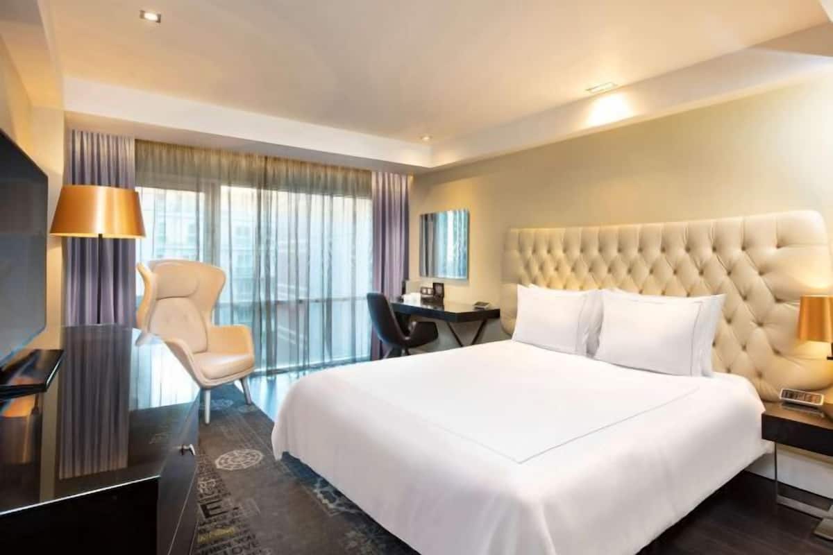 Ropa de cama hipoalergénica, minibar, caja fuerte y escritorio