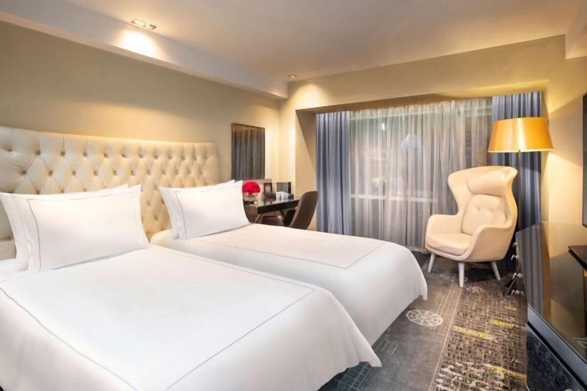 Ropa de cama hipoalergénica, minibar, caja fuerte y escritorio