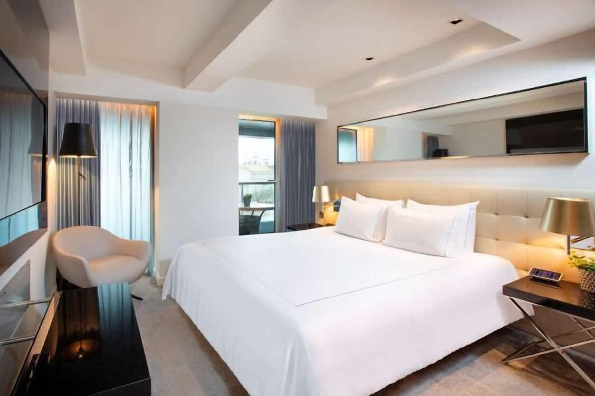 1 bedroom, hypo-allergenic bedding, minibar, in-room safe