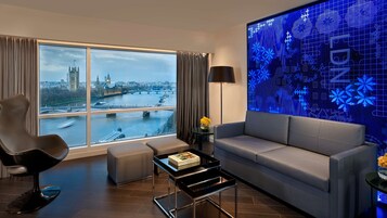 Sviitti, 1 makuuhuone, parveke, jokinäköala | Allergiatestatut vuodevaatteet, minibaari, tallelokero huoneessa