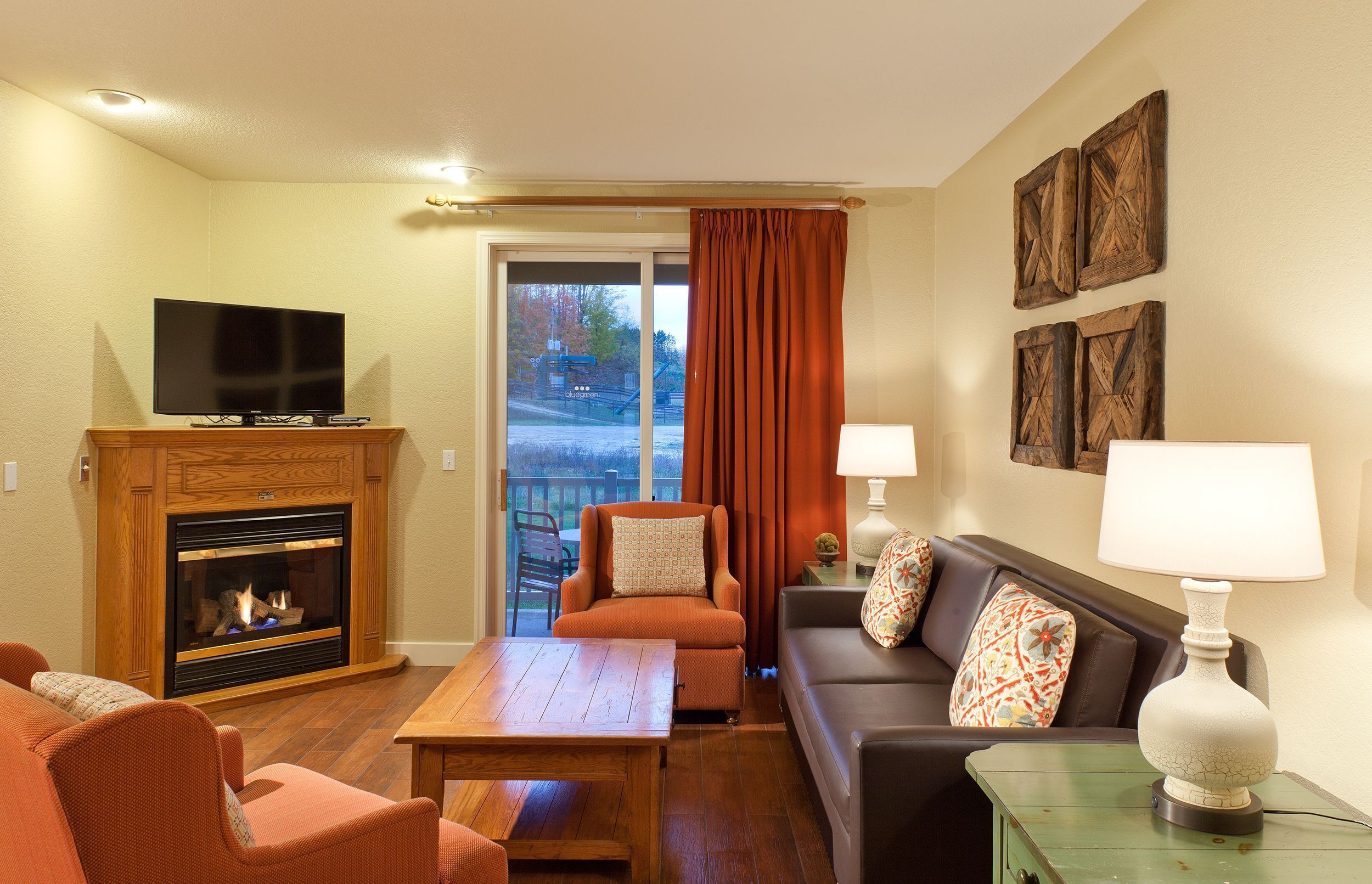 Televisión de 32 pulgadas con canales por cable y chimenea 