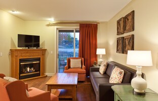 Televisión de 32 pulgadas con canales por cable, una chimenea