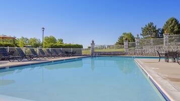 สระว่ายน้ำในร่ม, สระว่ายน้ำกลางแจ้ง, ร่มริมสระว่ายน้ำ