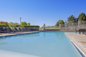 Indoor pool, outdoor pool, pool umbrellas, pool loungers - Mountain Run at Boyne (Boyne Falls)