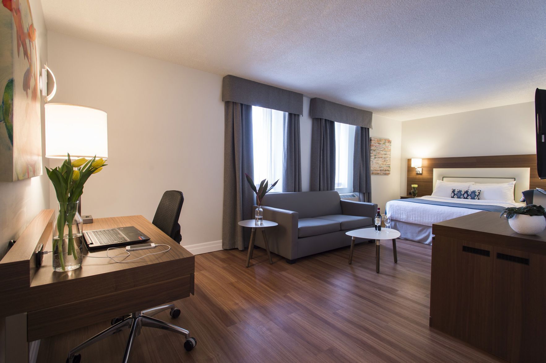 Een bureau, verduisterende gordijnen, geluiddichte muren