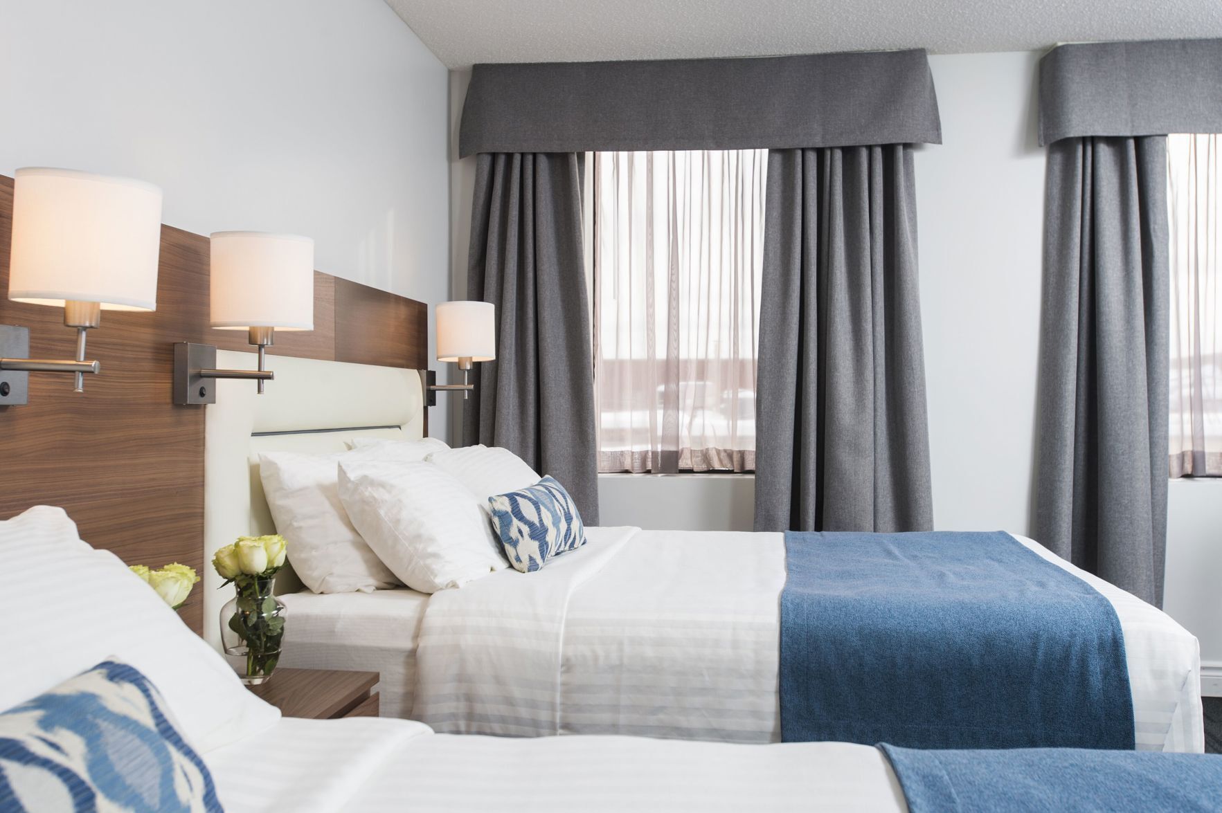 Een bureau, verduisterende gordijnen, geluiddichte muren