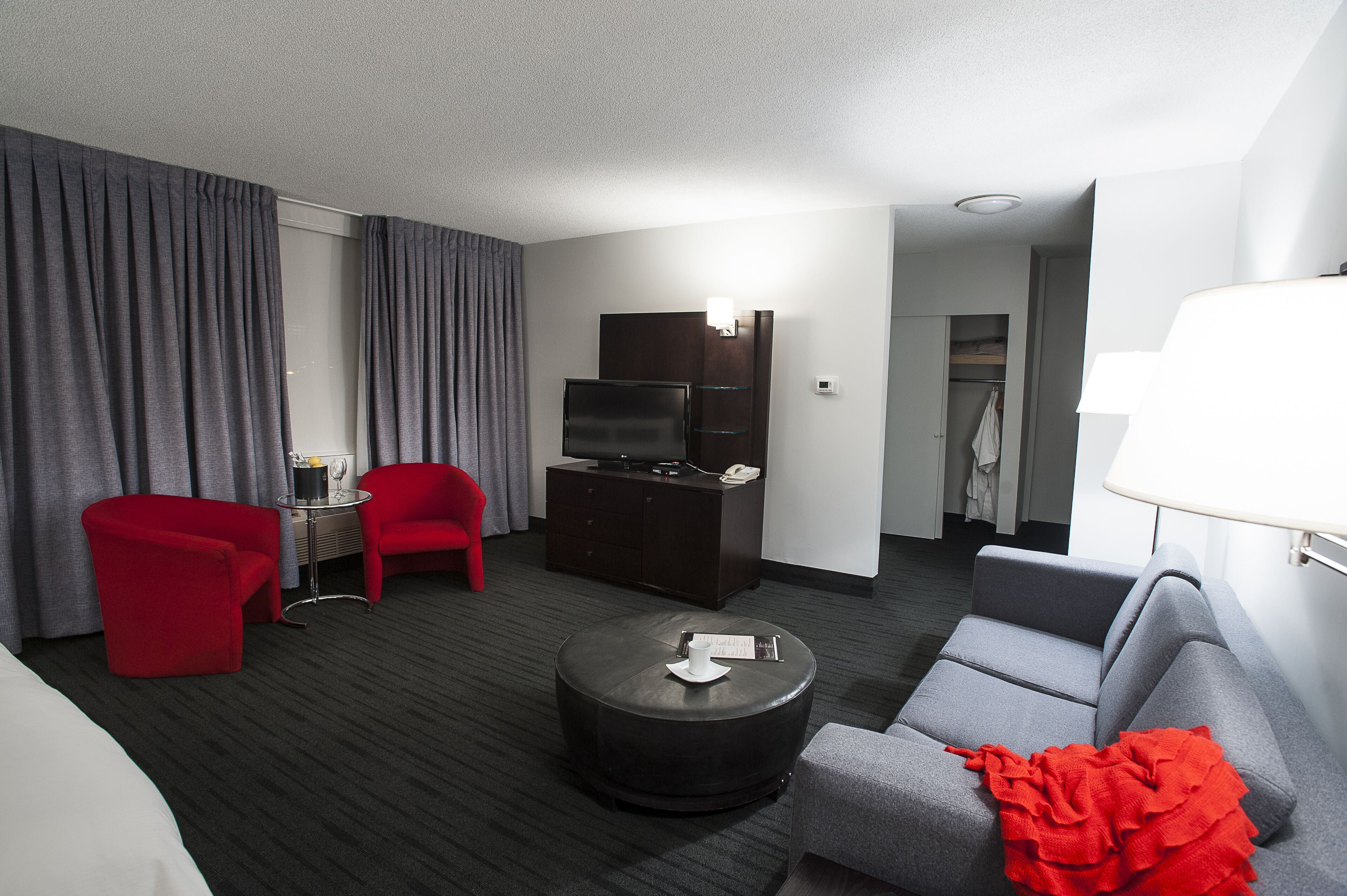 junior suite | living area | flat-screen tv