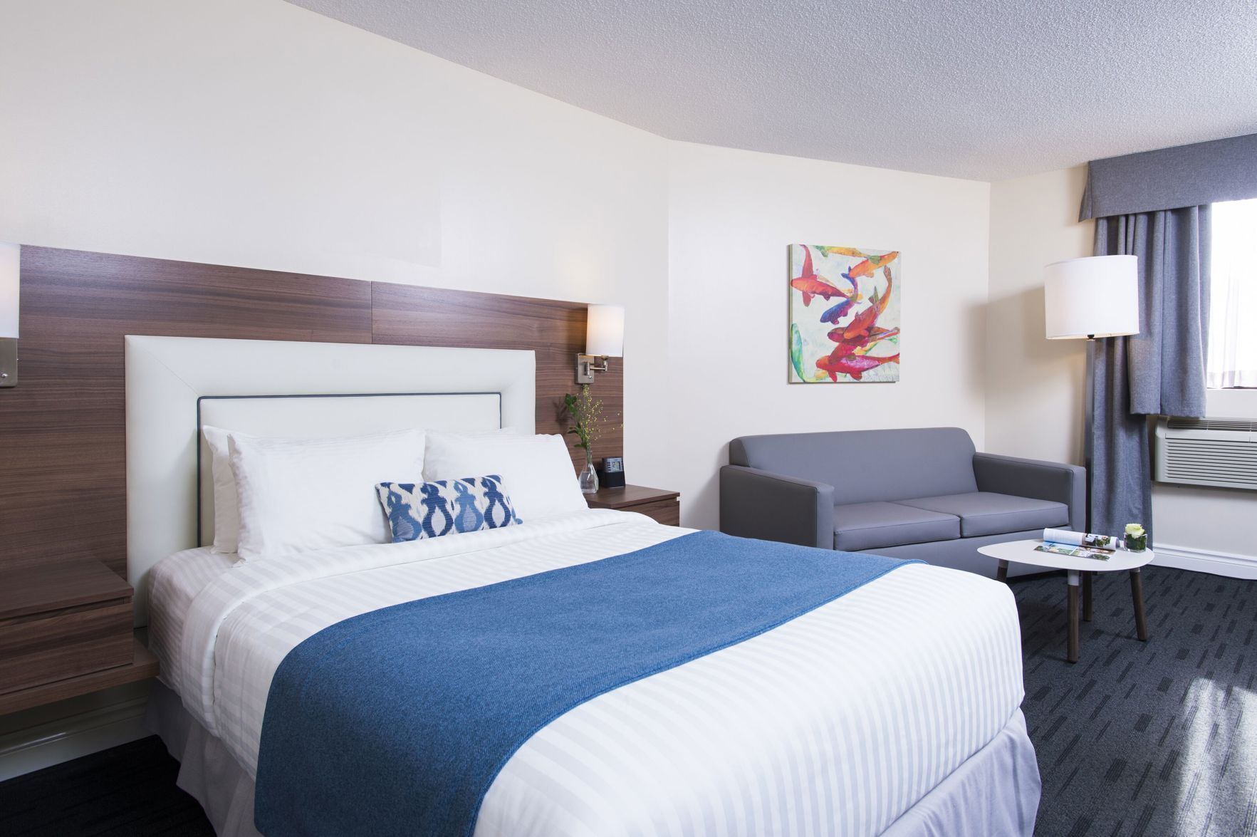 Een bureau, verduisterende gordijnen, geluiddichte muren