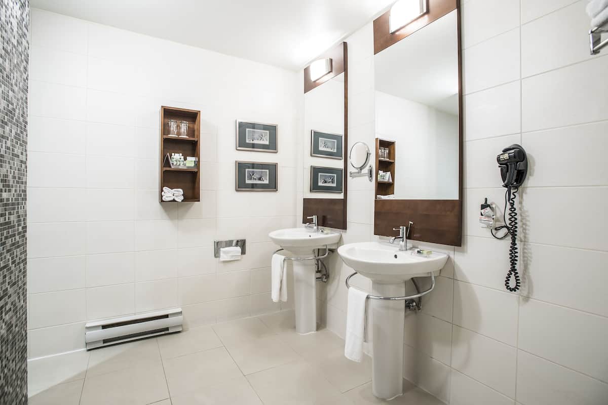signature suite | bathroom | free toiletries, hair dryer, towels