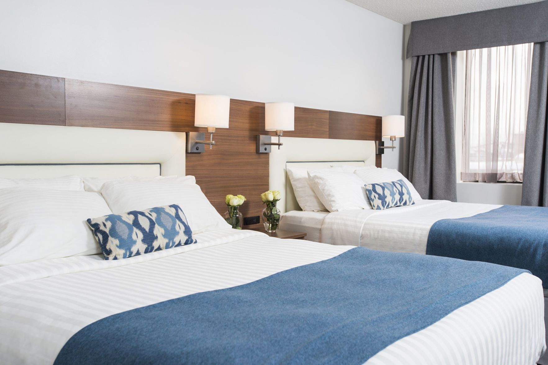 Een bureau, verduisterende gordijnen, geluiddichte muren