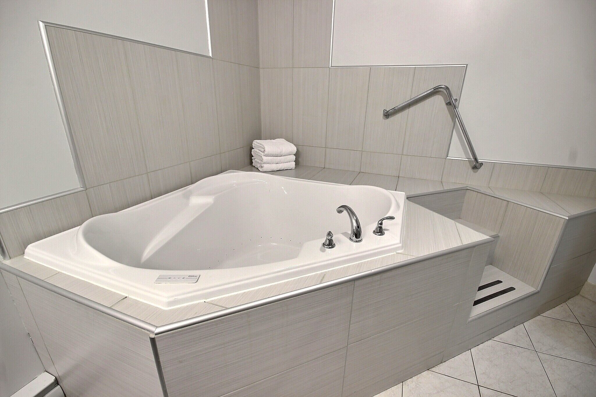 suite, 1 king bed, whirlpool | jetted bathtub