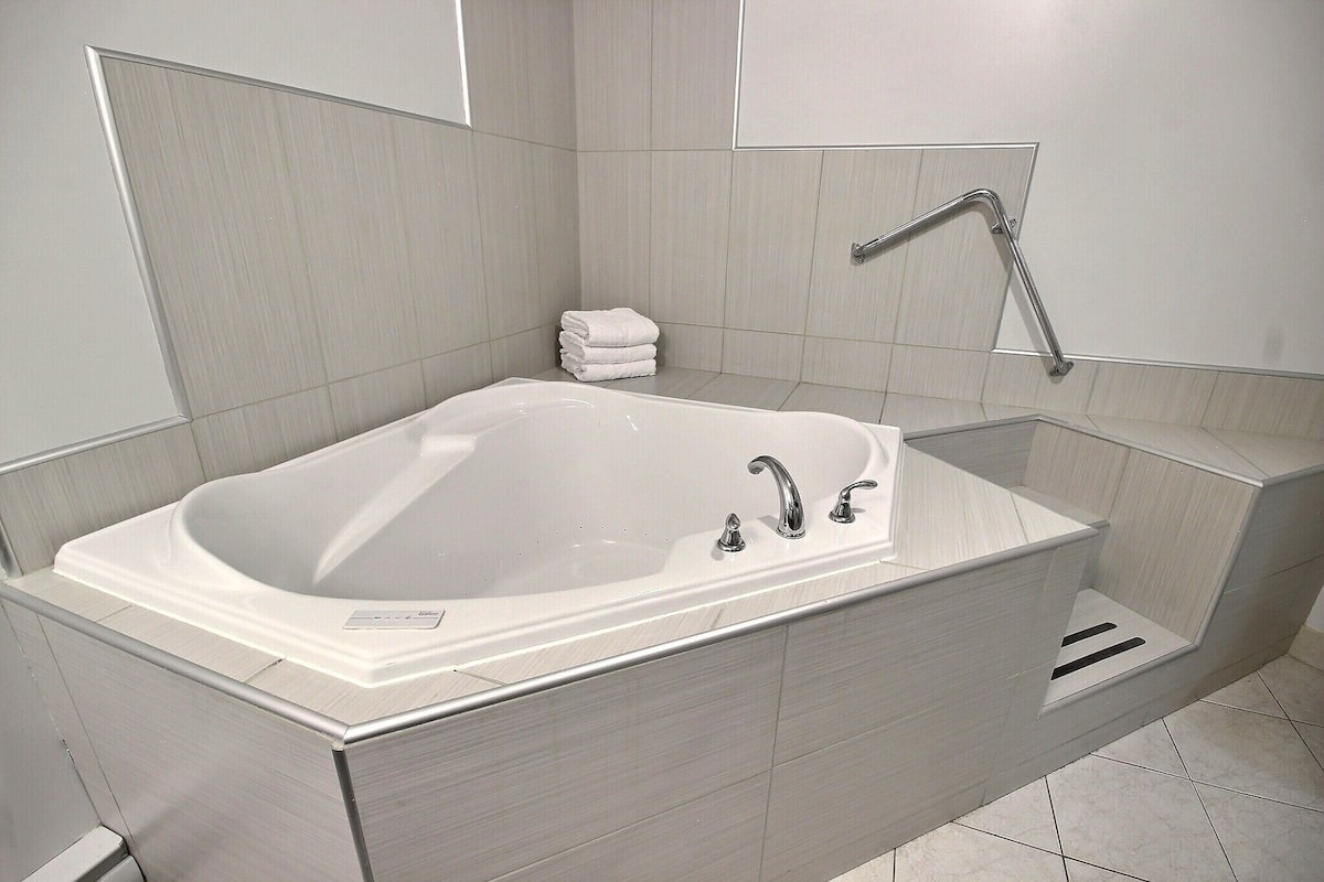 suite, 1 king bed, whirlpool | jetted bathtub