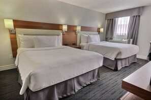 2 Queen beds, carpet | Desk, blackout drapes, soundproofing, iron/ironing board - Hôtel Albert par G5 (Rouyn-Noranda)