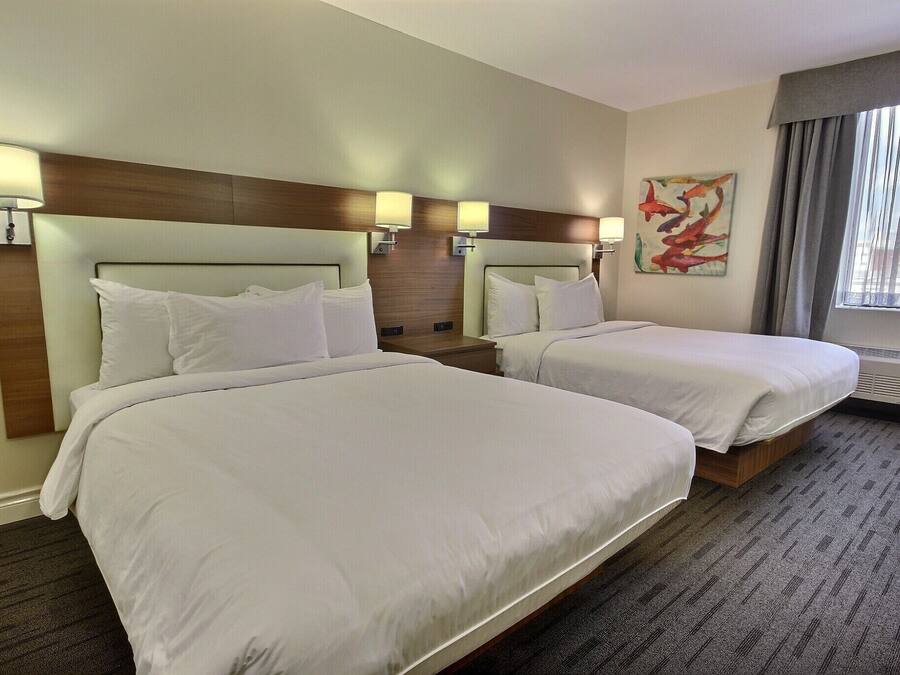 2 Queen beds, carpet