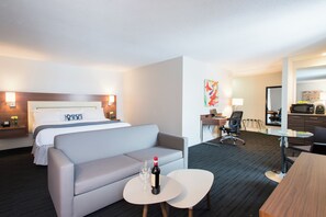 Desk, blackout curtains, soundproofing, iron/ironing board - Hôtel Albert par G5 (Rouyn-Noranda)