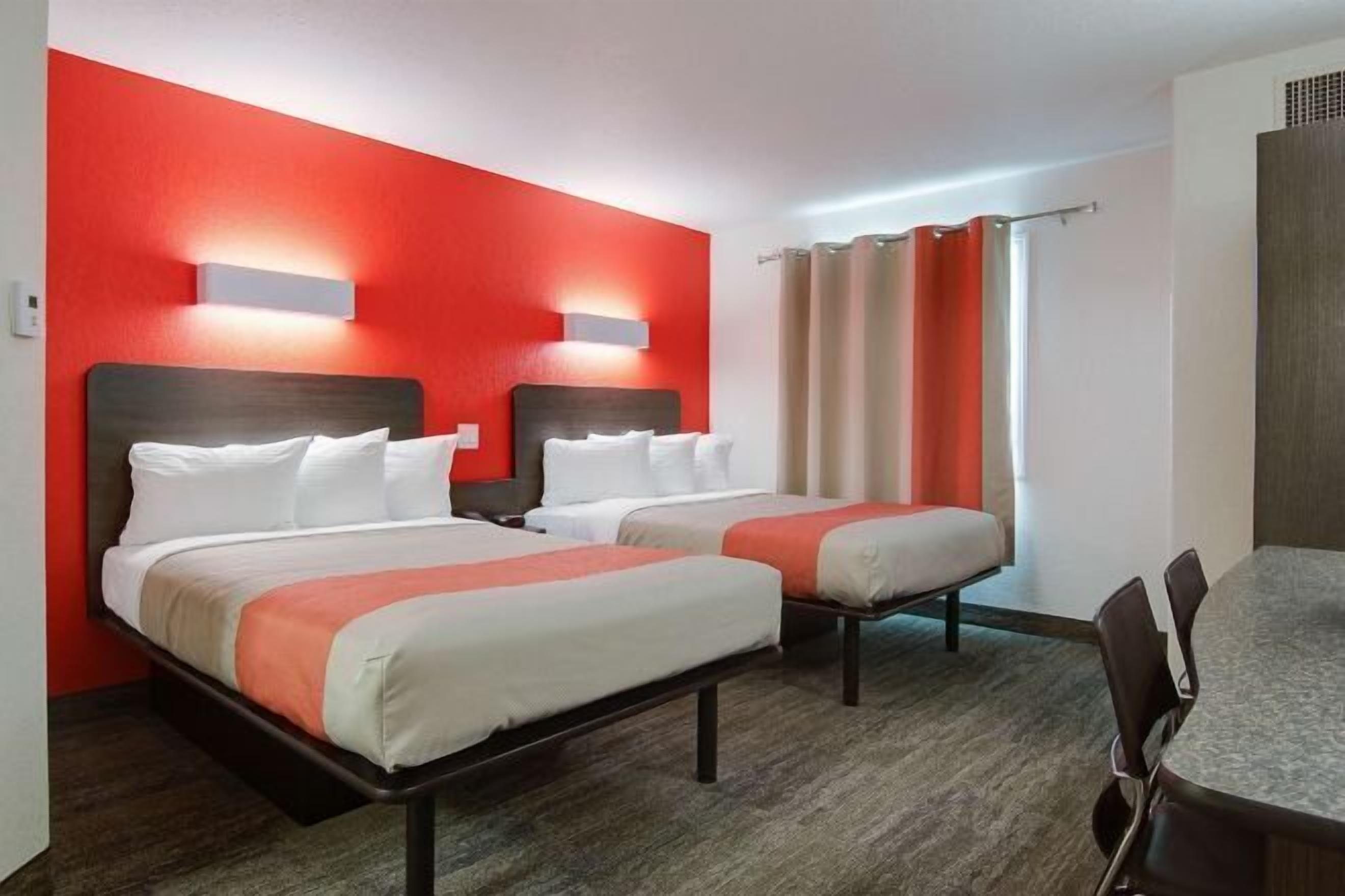 Schreibtisch, laptopgeeigneter Arbeitsplatz, Verdunkelungsvorhänge