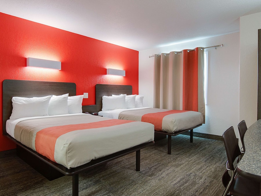 Een bureau, een laptopwerkplek, verduisterende gordijnen