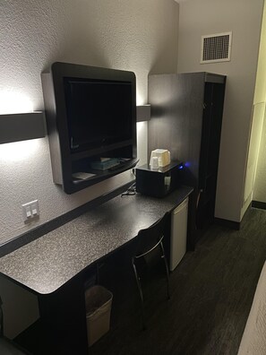 Desk, laptop workspace, blackout curtains, iron/ironing board - Motel 6 Saskatoon, SK (Saskatoon)