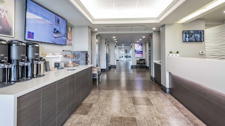 Lobby. Motel 6 Saskatoon, SK