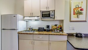 Fridge, microwave - Motel 6 Saskatoon, SK (Saskatoon)