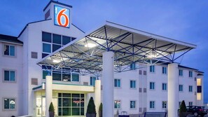 Exterior - Motel 6 Saskatoon, SK (Saskatoon)