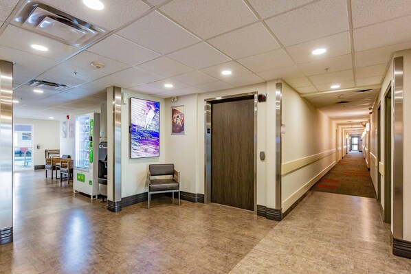 Lobby - Motel 6 Saskatoon, SK (Saskatoon)