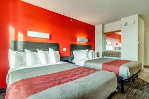 Escritorio, espacio para trabajar con laptop y cortinas blackout 