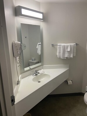 Combined shower/bathtub, free toiletries, hair dryer, towels - Motel 6 Saskatoon, SK (Saskatoon)