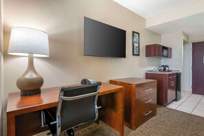 Chambre, 2 grands lits | Couette en duvet, bureau, fer et planche à repasser