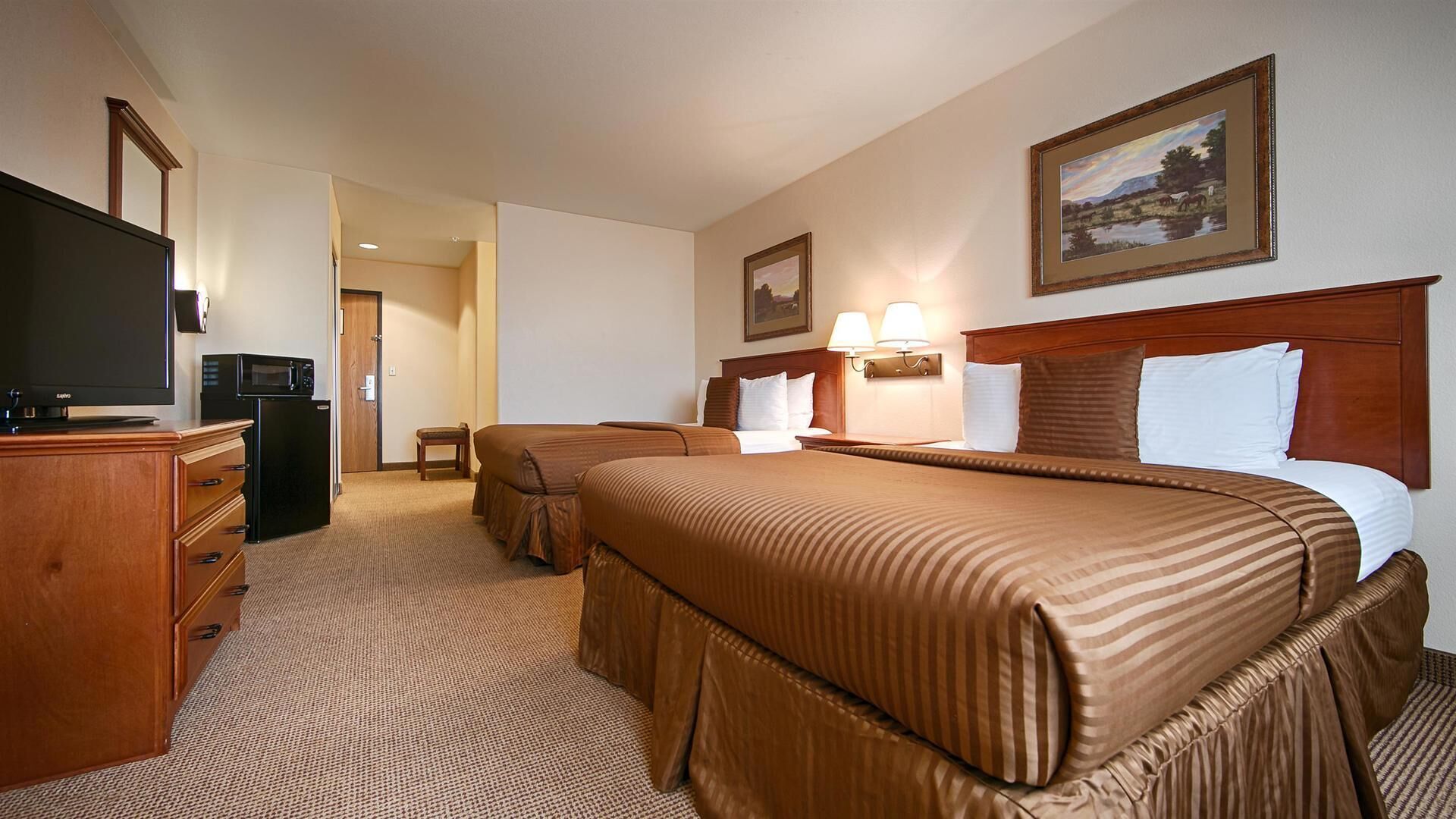 Laptop workspace, iron/ironing board, free WiFi, bed sheets