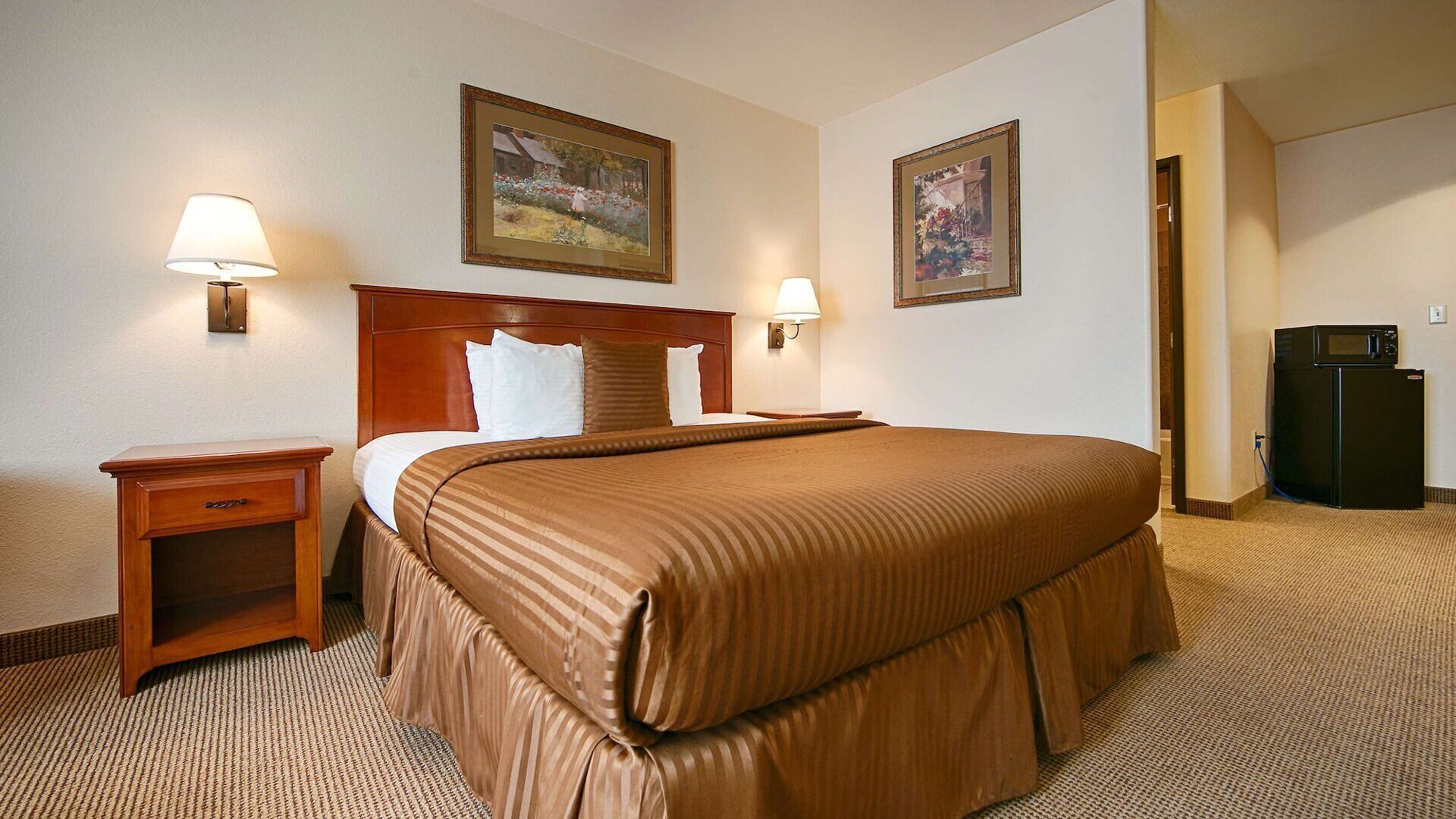 Laptop workspace, iron/ironing board, free WiFi, bed sheets