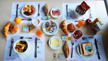Petit déjeuner complet (18 EUR par personne)