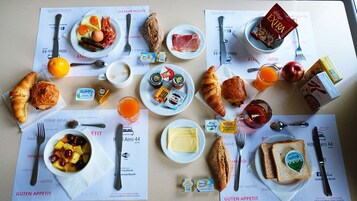 Se ofrece un desayuno completo todos los días (por un coste adicional)