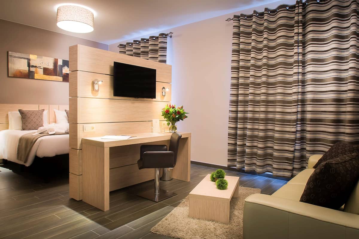 hypo-allergenic bedding, in-room safe, iron/ironing board, free wifi