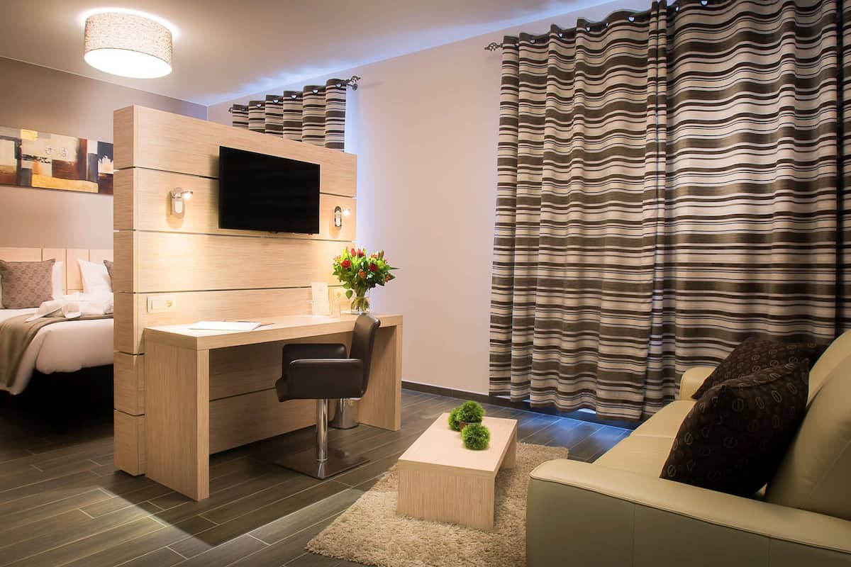 Hypo-allergenic bedding, in-room safe, iron/ironing board, free WiFi