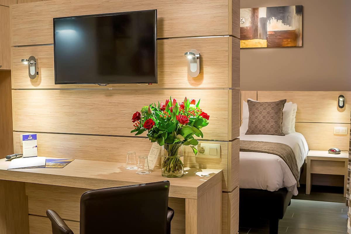 hypo-allergenic bedding, in-room safe, iron/ironing board, free wifi