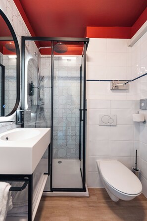 Dusj, hårføner og håndklær