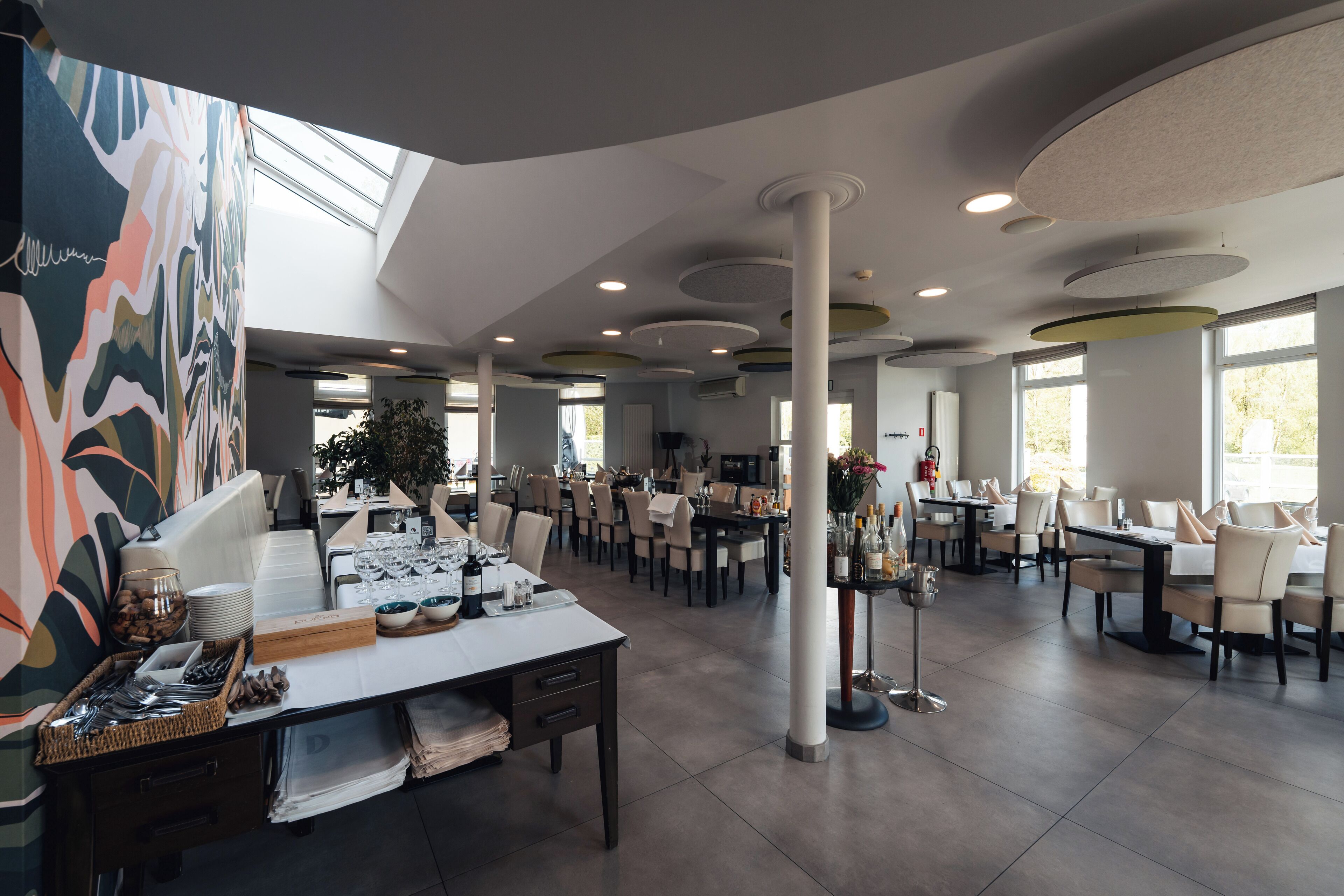 Makan tengah hari dan makan malam dihidangkan 