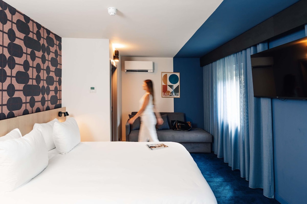 Executive Room, 1 King Bed with Sofa bed | Hypo-allergenic bedding available, in-room safe, iron/ironing board
