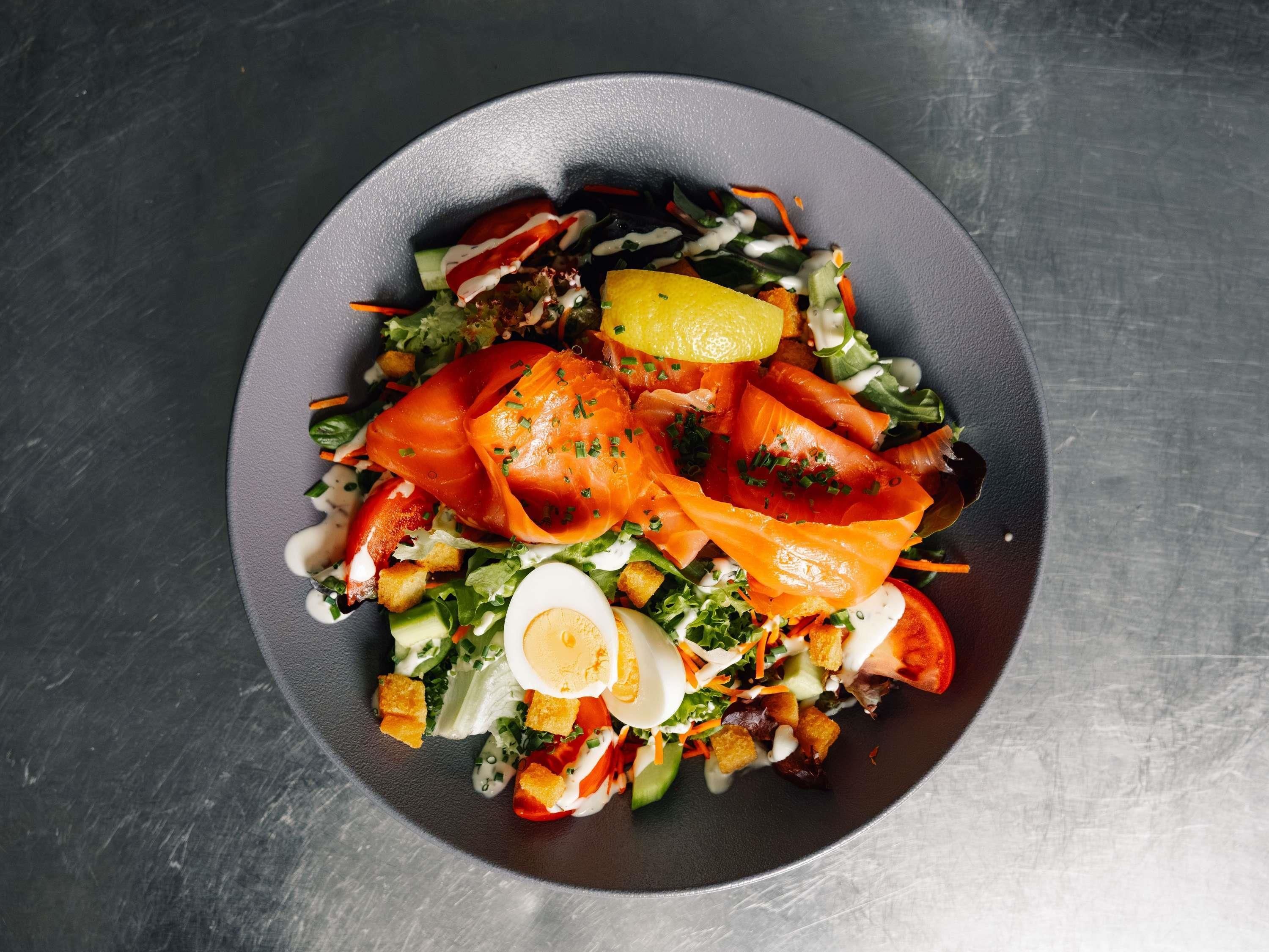 Un plato de comida con varios ingredientes.