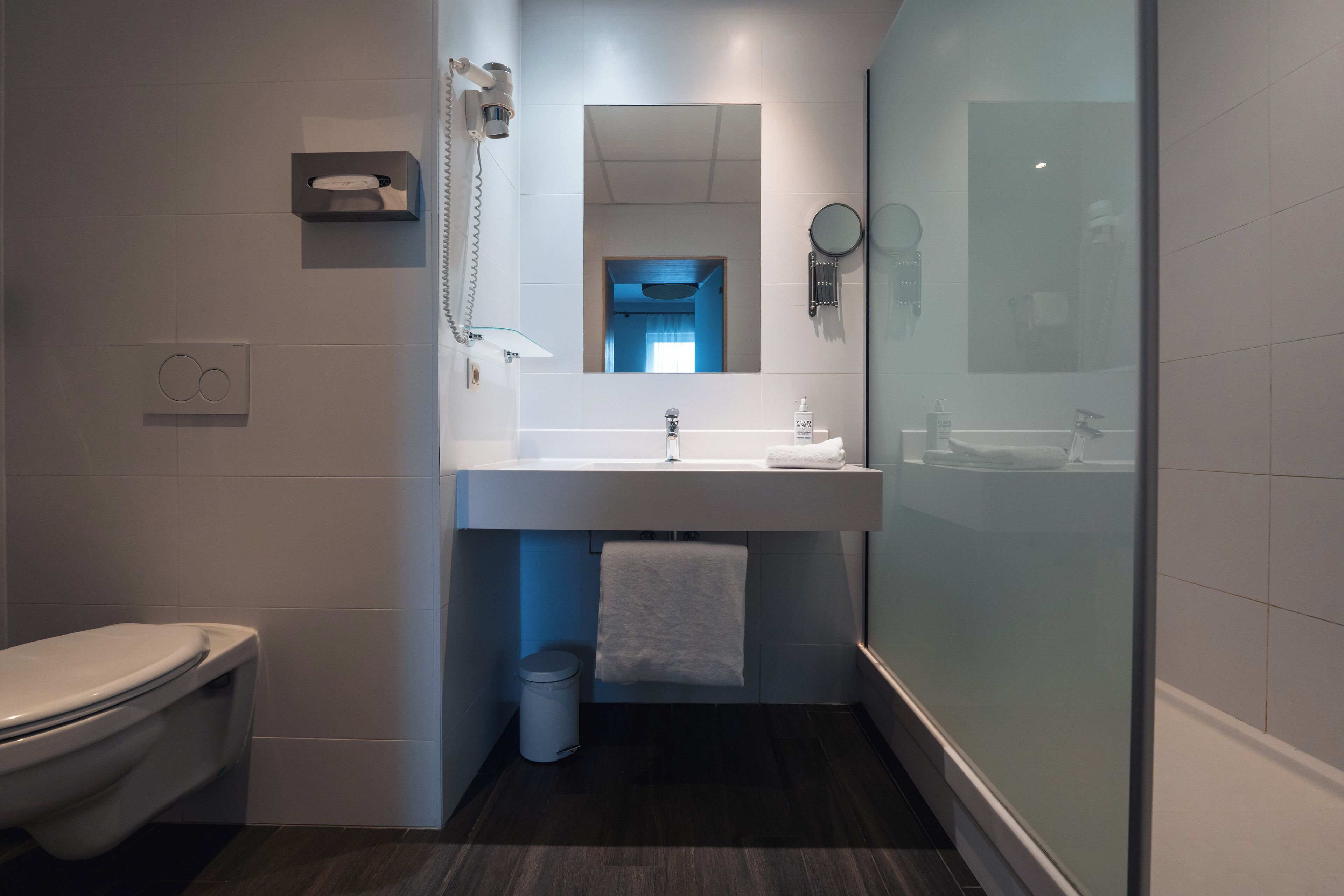 superior room, 1 king bed | bathroom | shower, hair dryer, towels