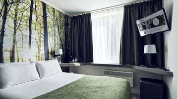 Eenvoudige tweepersoonskamer | Een kluis op de kamer, een bureau, gratis wifi, beddengoed