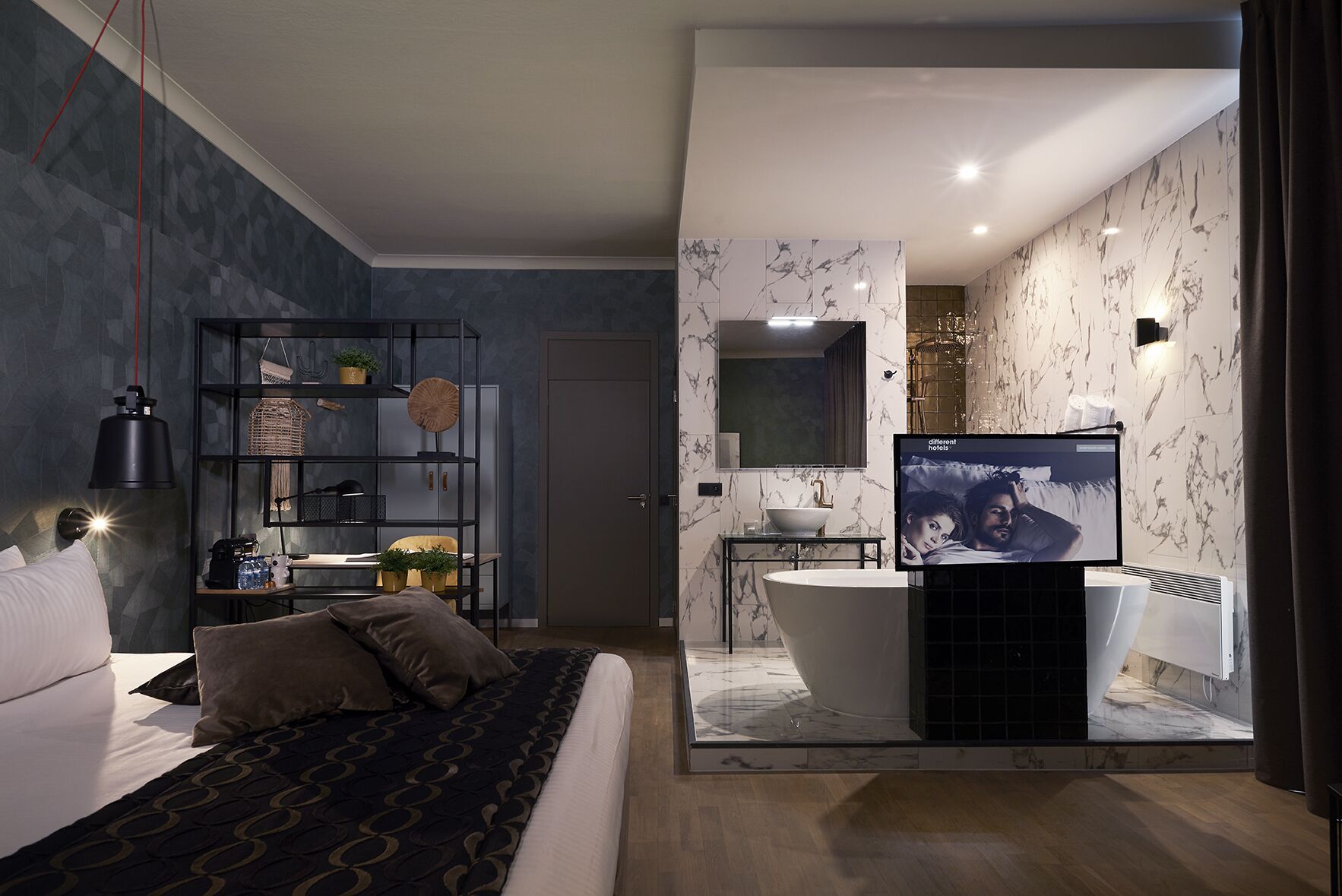 suite (open) | in-room safe, desk, free wifi, bed sheets