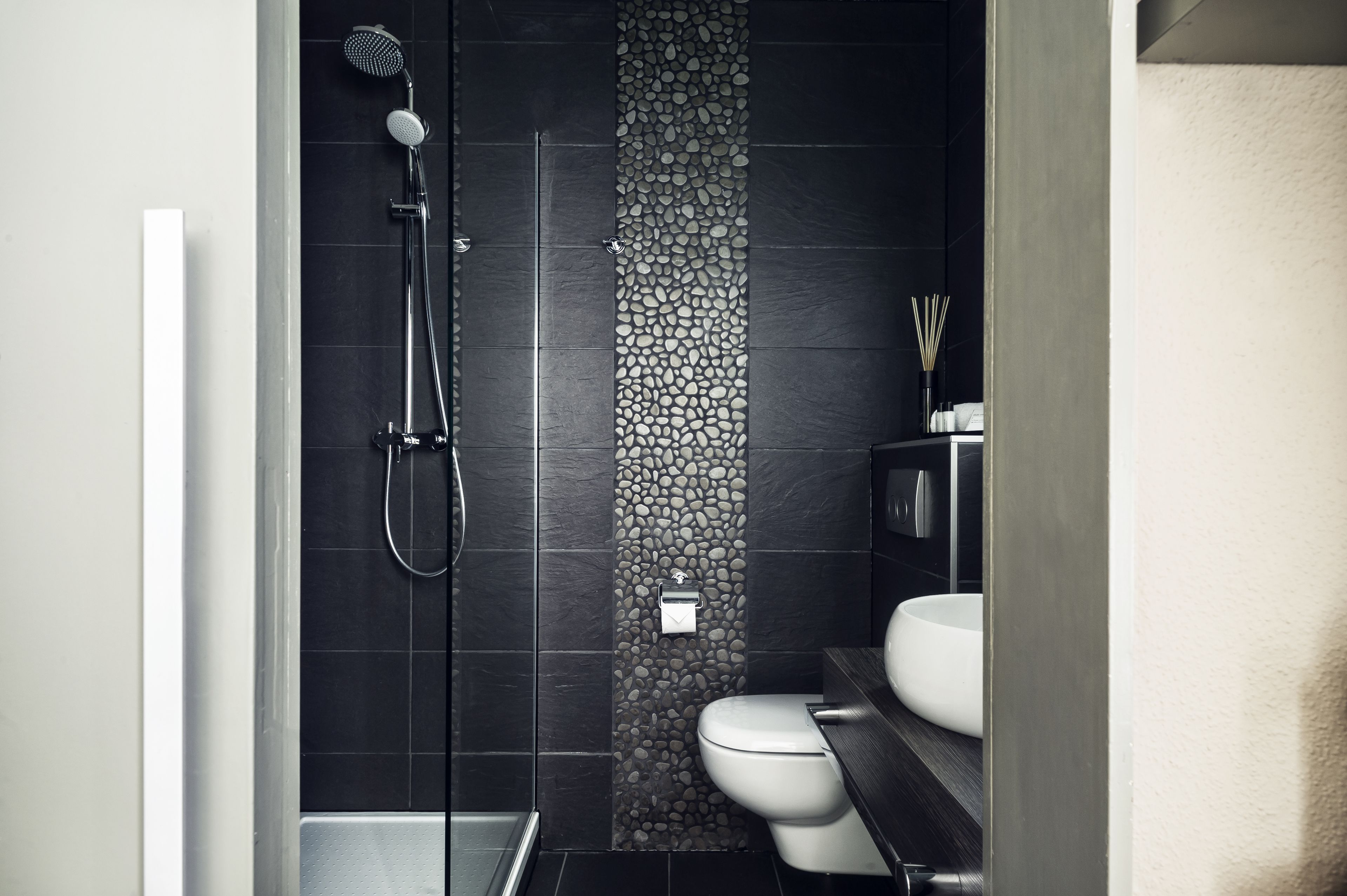 rainfall showerhead, free toiletries, hair dryer, towels