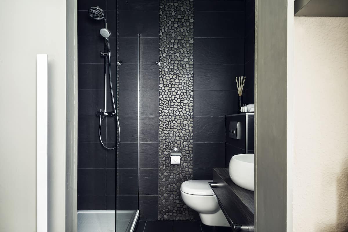 rainfall showerhead, free toiletries, hair dryer, towels