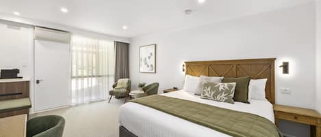 高档床上用品、加厚床垫、办公桌、笔记本电脑工作区