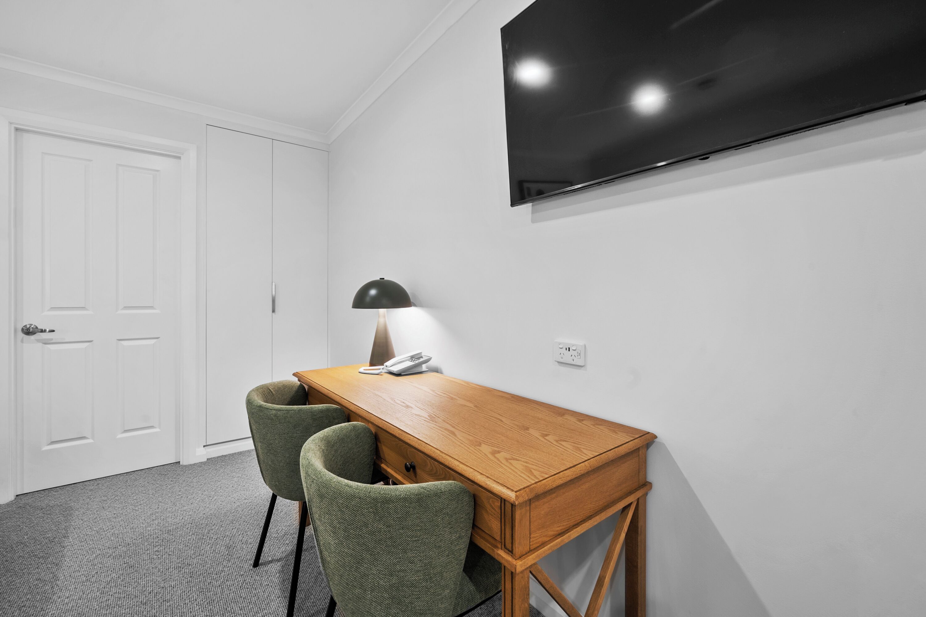 family room | 1 bedroom, premium bedding, pillow-top beds, desk