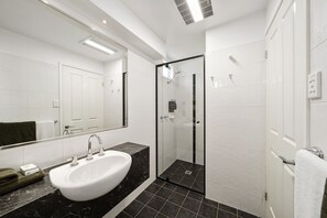 Dusche, kostenlose Toilettenartikel, Haartrockner, Handtücher